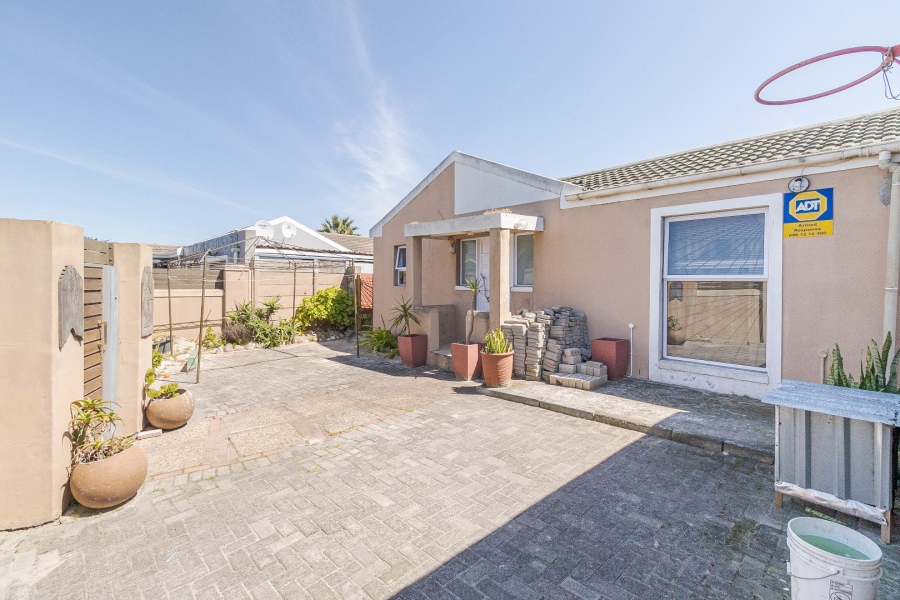 3 Bedroom Property for Sale in Electric City Western Cape